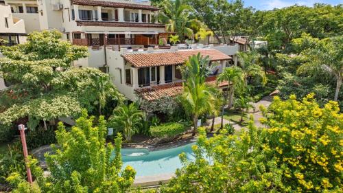 Coco Sunset Hills House | Sunshine Escape with a Rooftop Patio