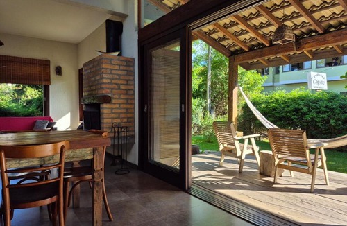 Garopaba House | Surf a poucos passos do mar, casa com lareira
