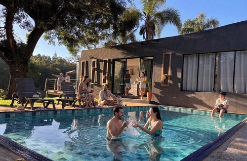 Mato do Gado Cottage | Swimming pool, fireplace, complete leisure area with barbecue in Ibiúna, 1 hour from São Paulo.