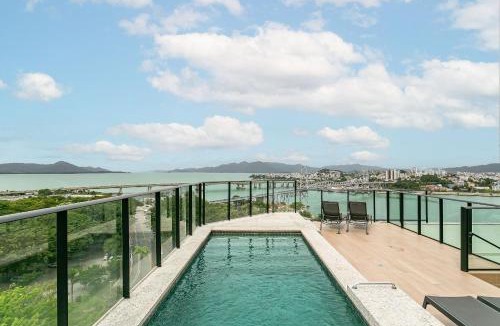 Centro Apartment | The Bridge by Viva - Prédio com piscina no terraço e academia em Floripa