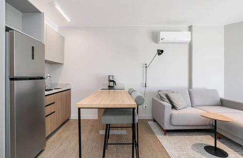 Centro Apartment | The Bridge by Viva - Prédio com piscina no terraço e academia em Floripa