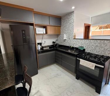 Pero Apartment | Triplex Confortavel com Área Gourmet 3min da praia do Peró