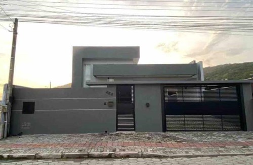 Zimbros House | Vacation Home with Pool in Bombinhas