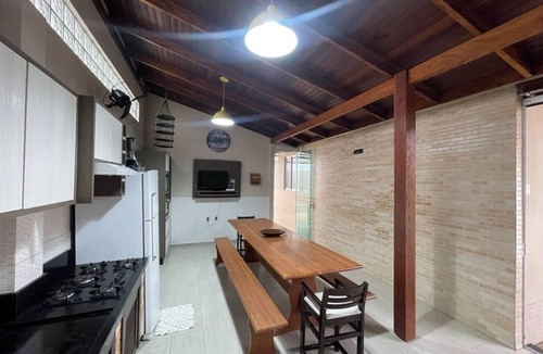 Centro House | Vacation Rental in Downtown Bombinhas: House for 9 People, 150m from the Beach