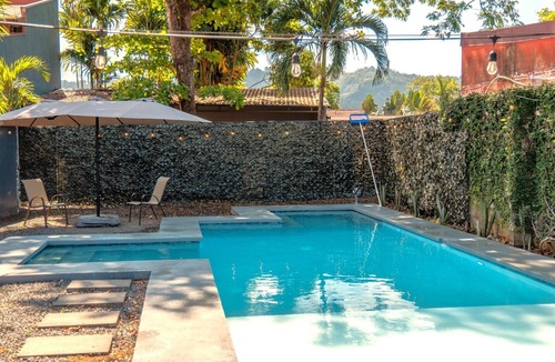 Barrio Ricos y Famosos House | Villa Hakomar Private Pool & Game Room – Walk to Beach & Downtown Jacó