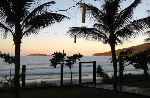 Ingleses Sul House | Viva Ingleses beach house in Florianópolis, right on the sand.