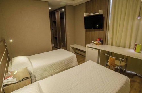 Civic Center Hotel | Work-Friendly Twin Room in Central Curitiba with Easy Access to Attractions