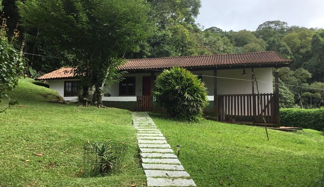 Ótima casa localizada na Mata Atlântica com piscina enorme, sauna, trilhas para caminhadas e muito mais.