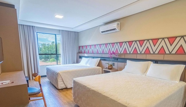 2 Bright Double Rooms | Free Breakfast, Pool Bar & 5 mi to Bird Park