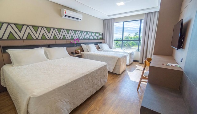 2 Bright Superior Twin Units | Free Breakfast, Pool Bar & 5 mi to Three Borders