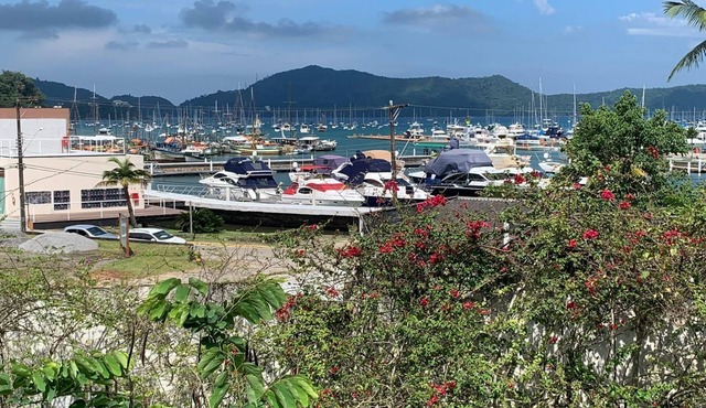3-bedroom house in charming Saco da Ribeira Ubatuba with AC, WiFi, front water