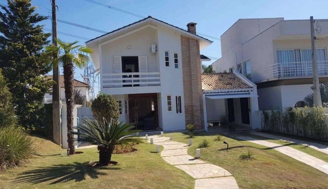 3 Bedroom House with Suite and Pool