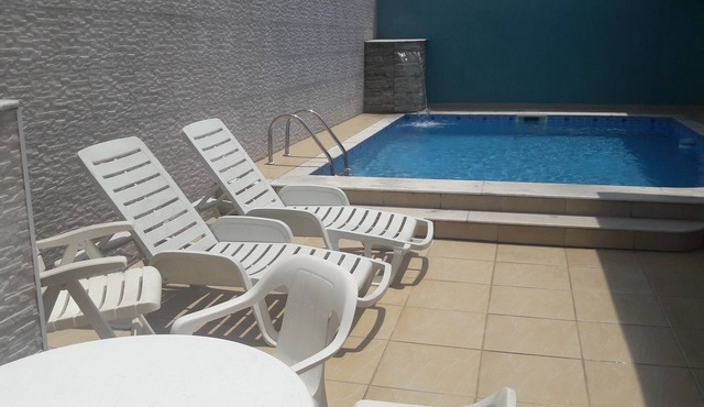 3 bedrooms + ensuite + guest bathroom + pool + barbecue + 50 meters from the beach
