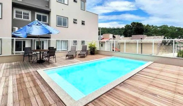 3 minutes from the beach in the center of Bombinhas. Fully equipped apartment.