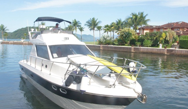 36-foot speedboat for private tours, accommodating up to 12 passengers.