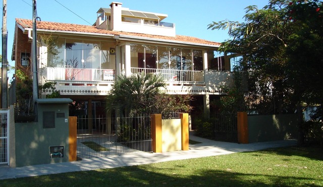 4-bedroom house with panoramic ocean views, TVs, Wi-Fi, home office, air conditioning, and alarm system.