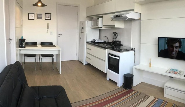 609-Apartamento Encantador, com 1 vaga de GARAGEM, Todo Mobiliado e Decorado, Edificio com Academia, Lavanderia, Excelente localização no Rebouças, Proximo ao Batel e Centro
