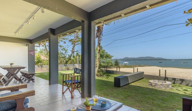 6BR Beachfront Home in Bombinhas Abm0101