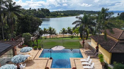 7 QUARTOS, sendo 6 SUÍTES, PISCINA AQUECIDA borda infinita na REPRESA de DELFINÓPOLIS
