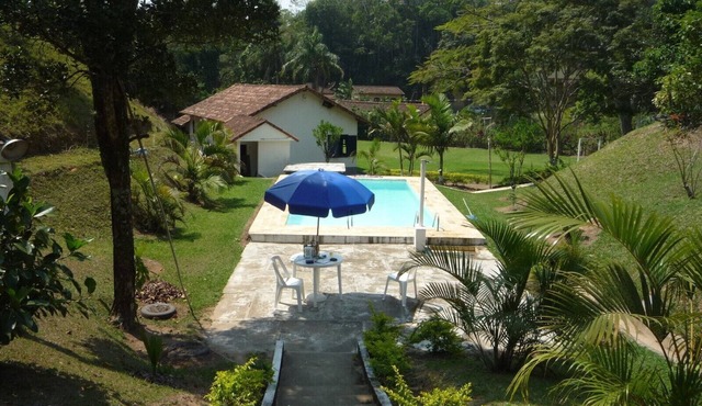 8 bedrooms, main house and guest house, 5 bathrooms, swimming pool, games room, barbecue area.
