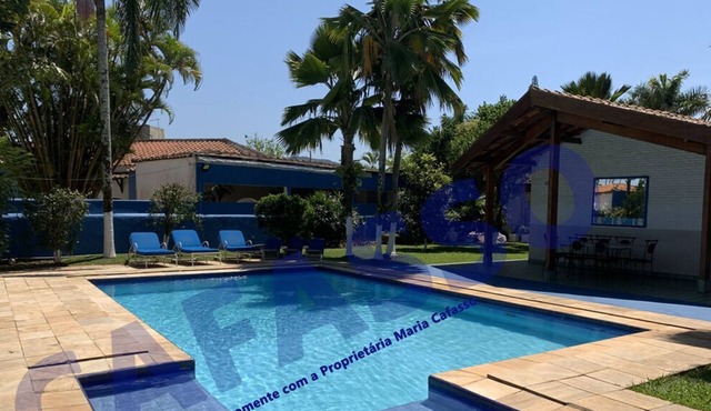 ACCOMMODATING BEACH HOUSE WITH SWIMMING POOL AND LEISURE