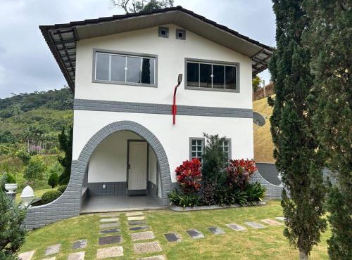 Alojamento de 10 a 20 Pessoas no Sítio Toca da Onça com Piscina, Saúna, Hidro Massagem, Sala de Jogos, Lago, Namoradeira e Jardim, Wi-fi