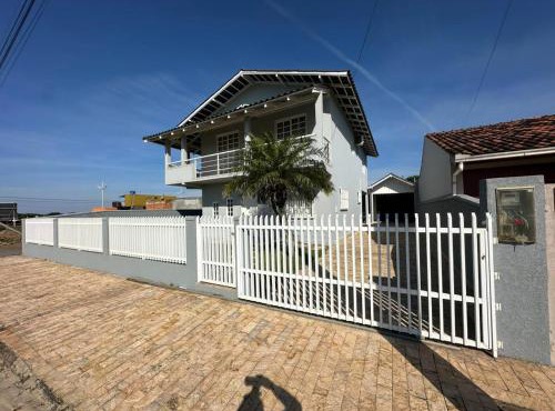 Ampla casa com 5 quartos e vista para o mar