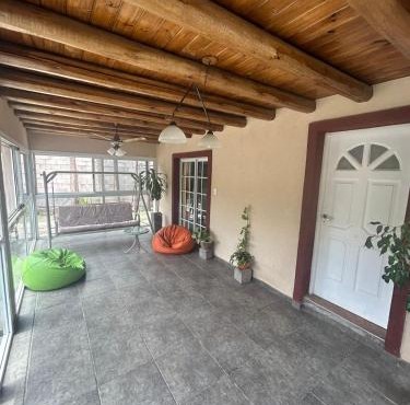 Amplia casa con quincho y pileta cerca de Bodegas