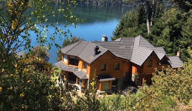 AMPLIO CHALET DE MONTAÑA SOBRE EL LAGO NAHUEL HUAPI CON PILETA CLIMATIZADA