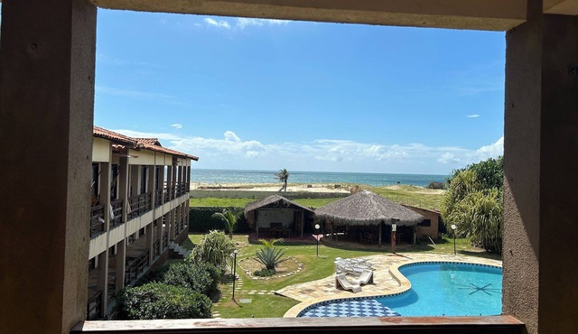 Apê em Residencial com Piscina e em Frente pro Mar, a 100 m da Praia!