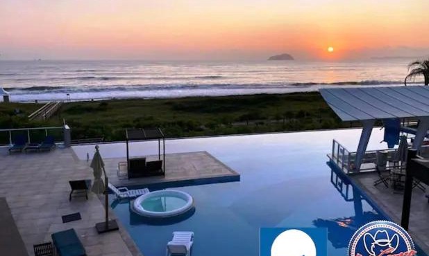 Apê estilo Resort c/pé na areia e vista mar, próximo ao Beto Carrero