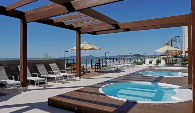 Apê pé na areia com vista mar e próximo ao Beto Carrero - Condomínio Vila Açoriana