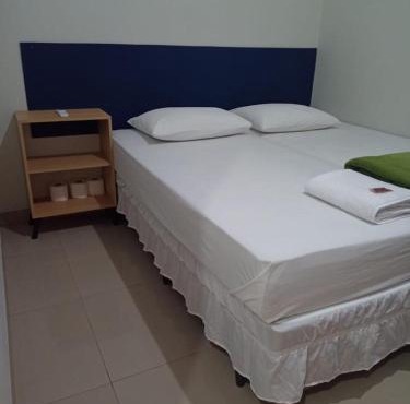 Apart quarto com ar condicionado, sala e cozinha