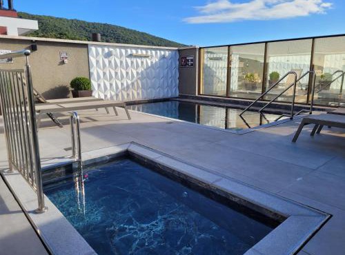 Apartamento 2 suítes, piscina aquecida condomínio, alto padrão, 1 quadra mar, familiar