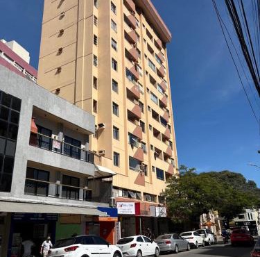 Apartamento a 350 m das praias de Areia Preta e das Castanheiras com dois quartos e duas varandas TV Wi-Fi dois elevadores sol da manhã garagem cozinha completa com airfryer micro-ondas sanduicheira e chaleira elétrica próximo a bancos mercados restaurant