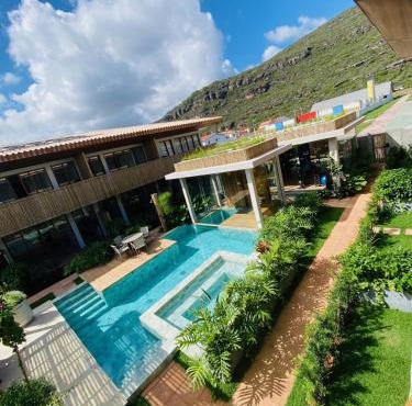 Apartamento Boutique com Vista para Montanha - 2 suites - Garagem - Perto do Centro