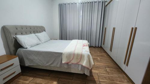 Apartamento com 3 quartos, 2 banheiros e 2 vagas de garagem