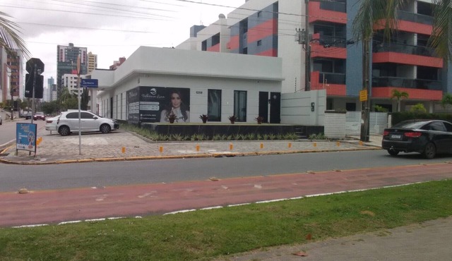 Apartamento Espaçoso - Edifício em Frente à Praia - Pé na Areia