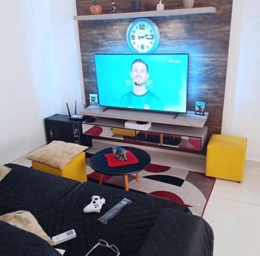 Apartamento centralizado à poucas quadras do mar.