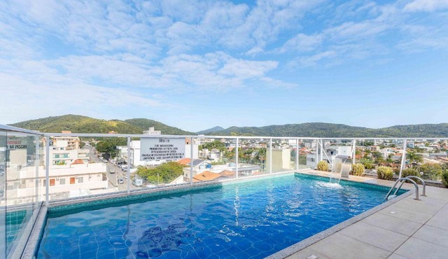Apartamento com piscina e vista para montanha