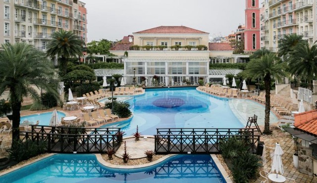 Apartamento com varanda no IL Campanário Resort