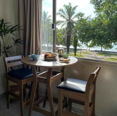 Apartamento com Vista pro Mar no Centro de Ubatuba - 2 Quartos, Cozinha Completa e 01 vaga de Garagem