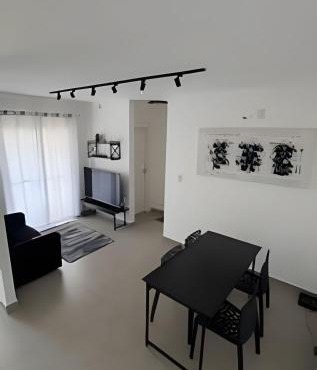 Apartamento completo, com vaga, varanda e piscina