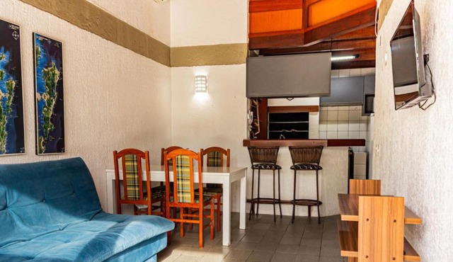 Apartamento duplex térreo 01, Jurerê, 350m da Praia JUR181