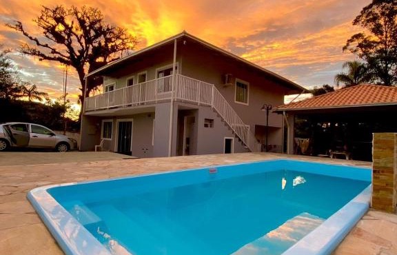 Apartamento em chácara com piscina próximo de praias com internet