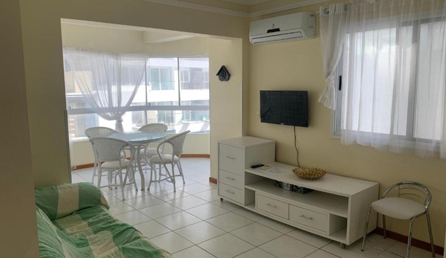 Apartamento junto mar, bem ventilado e iluminado