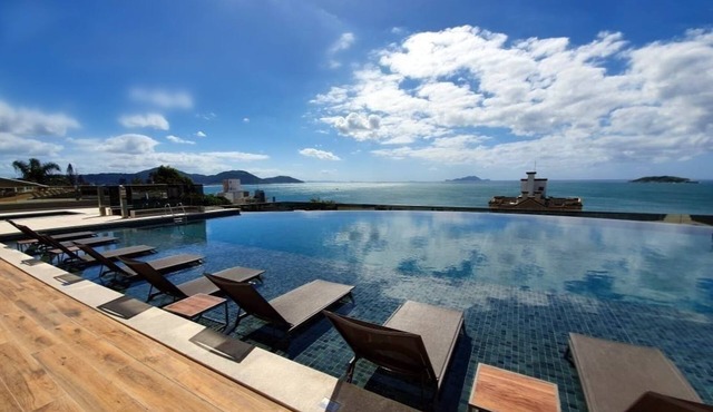 Apartamento Moderno/piscina com Borda Infinita/vista Magnífica do Mar