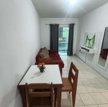 Apartamento simples com vista para a praça