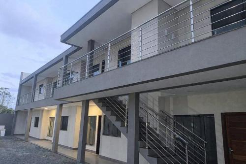 Apartamento totalmente mobiliado e próximo às principais avenidas da cidade