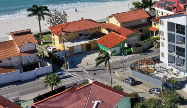 Apartment 20 meters from the sand of Praia dos Ingleses or 2 minutes on foot.